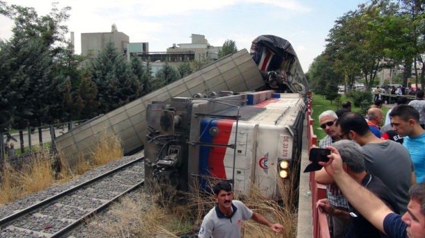 Elazığ'da trenler çarpıştı!