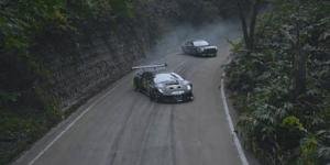 Dağ yolunda nefes kesen gösteri