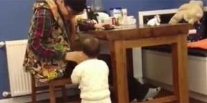 Düşünceli bebek babasına sürekli su getirirse