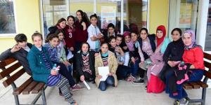 Köy köy gezip kız çocuklarını okula kazandırıyor