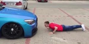 Sahibi ile şınav çeken BMW
