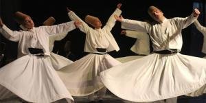 Semazenler, kalbi ve diliyle de Allah’ı zikrediyor