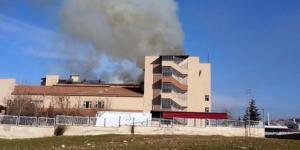 Siirt’te boş hastaneyi ateşe verdiler