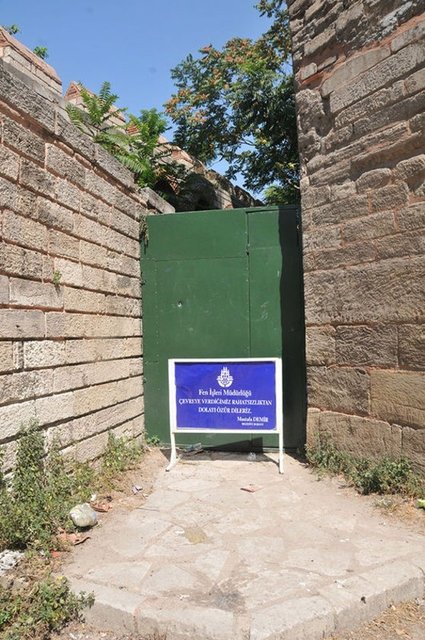 Tarihi surlarda polisi şaşkına çeviren mafya evi!