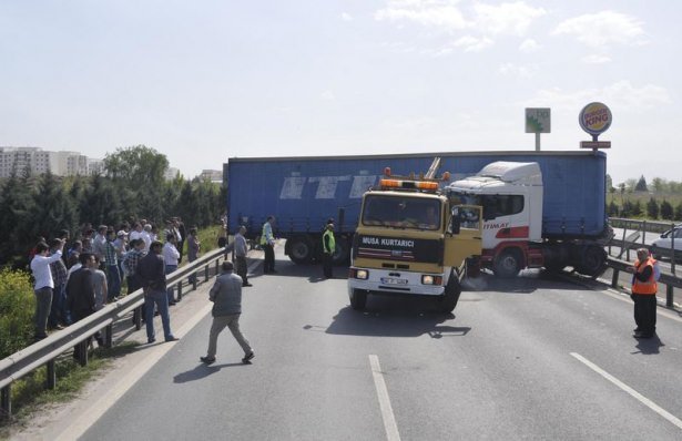 TEM'de kaza: 2 ölü! Trafik kapandı