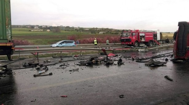 TEM'de kaza: 2 ölü! Trafik kapandı