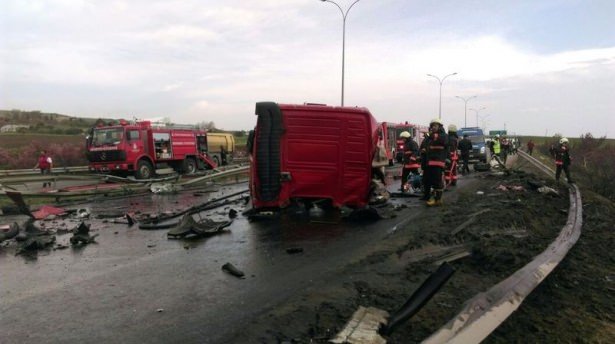 TEM'de kaza: 2 ölü! Trafik kapandı