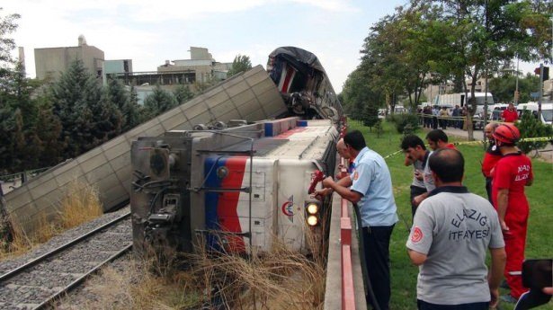 Elazığ'da trenler çarpıştı!