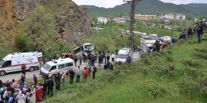 Yolcu otobüsü ile kamyon çarpıştı