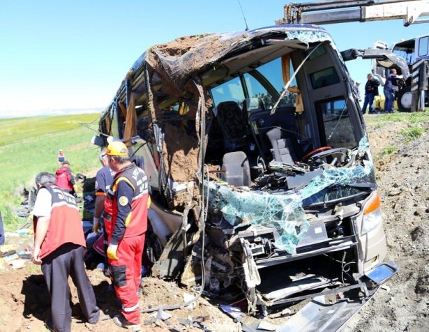 yolcu_otobusu_devrildi_50_yarali_var_1430813626_6064