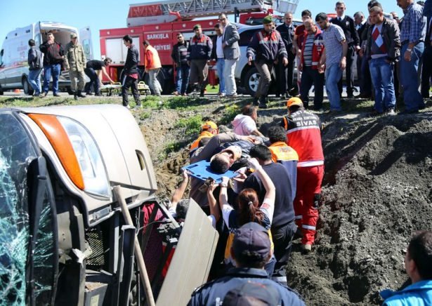 yolcu_otobusu_devrildi_50_yarali_var_1430813630_4427