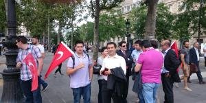 PARİS’TE DARBEYE HAYIR, DEMOKRASİYE EVET MİTİNGİ DZENLENDİ.